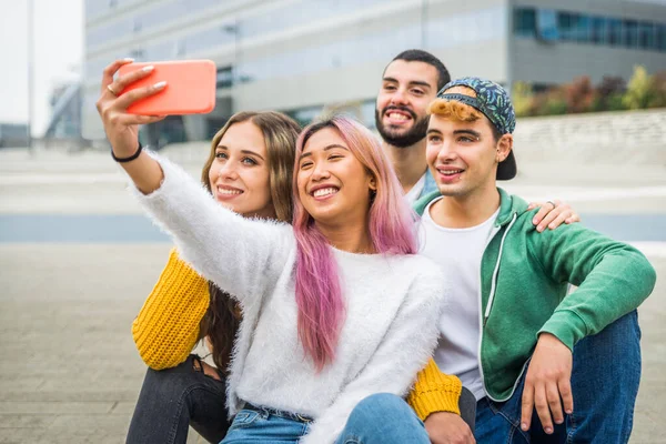 Jóvenes Felices Conociéndose Aire Libre Grupo Adolescentes Alegres Divirtiéndose Conceptos — Foto de Stock