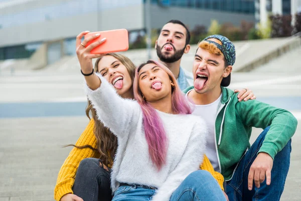 Glückliche Junge Leute Treffen Sich Freien Gruppe Fröhlicher Teenager Die — Stockfoto