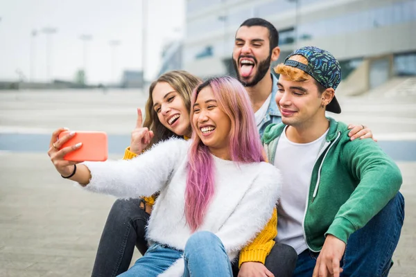 屋外で会う幸せな若者たち 10代 ライフスタイル 世代Zについての楽しさ コンセプトを持つ陽気なティーンエイジャーのグループ — ストック写真