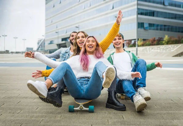 Jóvenes Felices Conociéndose Aire Libre Grupo Adolescentes Alegres Divirtiéndose Conceptos — Foto de Stock