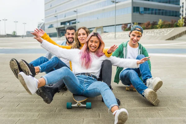 Glückliche Junge Leute Treffen Sich Freien Gruppe Fröhlicher Teenager Die — Stockfoto