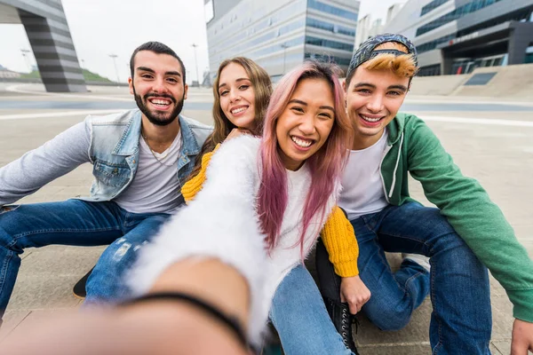 Jóvenes Felices Conociéndose Aire Libre Grupo Adolescentes Alegres Divirtiéndose Conceptos —  Fotos de Stock