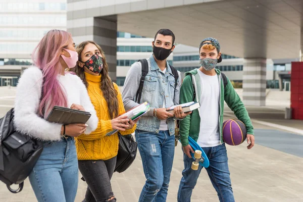 Jovens Felizes Encontrando Livre Usando Máscaras Durante Pandemia Covid Grupo — Fotografia de Stock