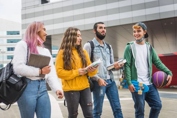 Glückliche Junge Leute Treffen Sich Freien Und Tragen Gesichtsmasken Während — Stockfoto