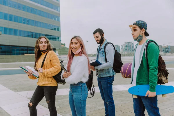 Jóvenes Felices Que Reúnen Aire Libre Usan Máscaras Faciales Durante — Foto de Stock