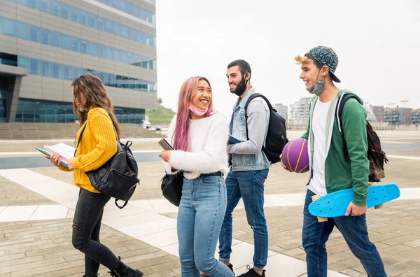 Mutlu gençler dışarıda buluşuyor ve covid-19 salgını sırasında yüz maskesi takıyor - bir grup neşeli genç eğleniyor, gençlik kavramları, yaşam tarzı ve Z kuşağı