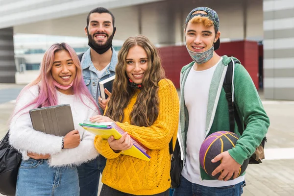 Jóvenes Felices Que Reúnen Aire Libre Usan Máscaras Faciales Durante — Foto de Stock