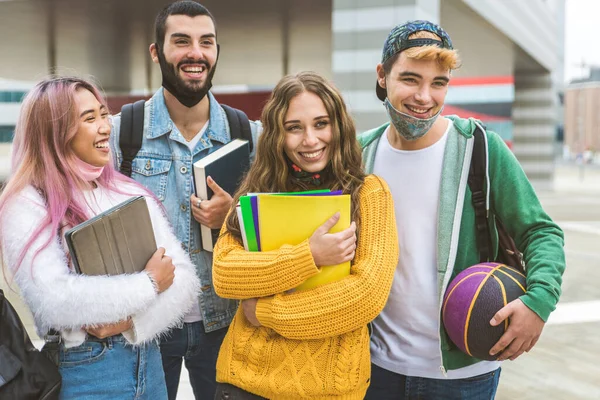 Jeunes Gens Heureux Réunissant Extérieur Portant Des Masques Pendant Pandémie — Photo