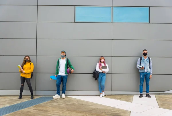 Jovens Felizes Encontrando Livre Usando Máscaras Durante Pandemia Covid Grupo — Fotografia de Stock