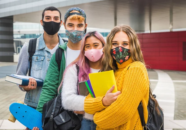 Gelukkige Jongeren Ontmoeten Elkaar Buiten Dragen Gezichtsmaskers Tijdens Covid Pandemie — Stockfoto