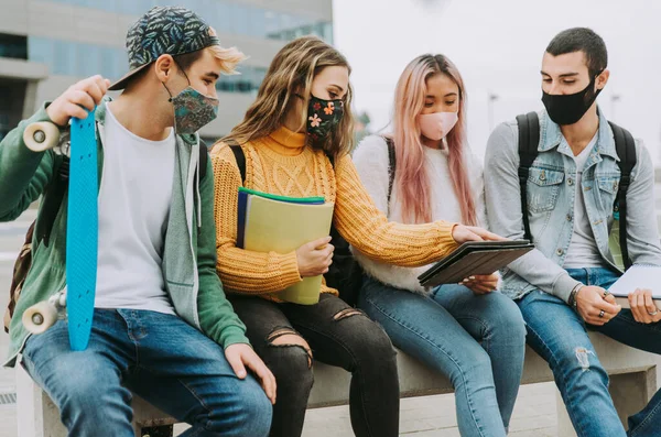 Jovens Felizes Que Encontram Livre Grupo Adolescentes Alegres Divertindo Conceitos — Fotografia de Stock