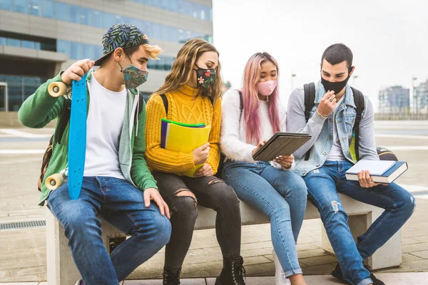 Jóvenes Felices Conociéndose Aire Libre Grupo Adolescentes Alegres Divirtiéndose Conceptos — Foto de Stock