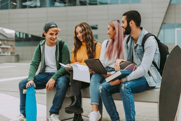 Glückliche Junge Leute Treffen Sich Freien Gruppe Fröhlicher Teenager Die — Stockfoto