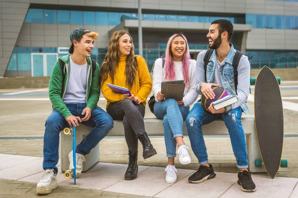 Glückliche Junge Leute Treffen Sich Freien Gruppe Fröhlicher Teenager Die — Stockfoto