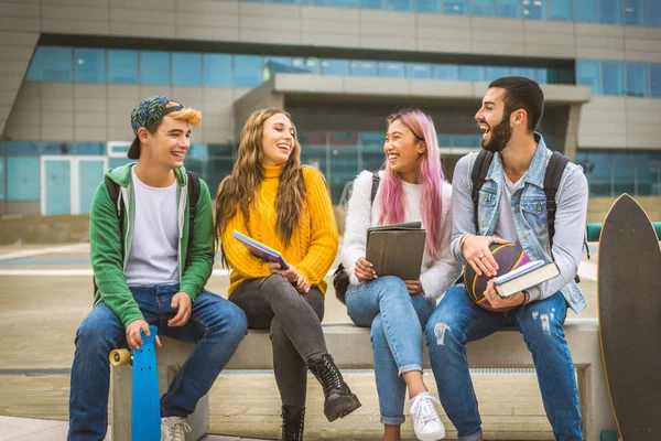 Jóvenes Felices Conociéndose Aire Libre Grupo Adolescentes Alegres Divirtiéndose Conceptos — Foto de Stock