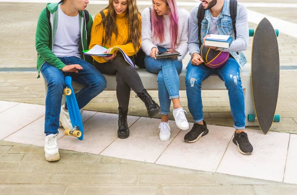Glückliche Junge Leute Treffen Sich Freien Gruppe Fröhlicher Teenager Die — Stockfoto