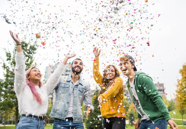 Happy Young People Meeting Outdoors Kelompok Remaja Ceria Yang Bersenang — Stok Foto