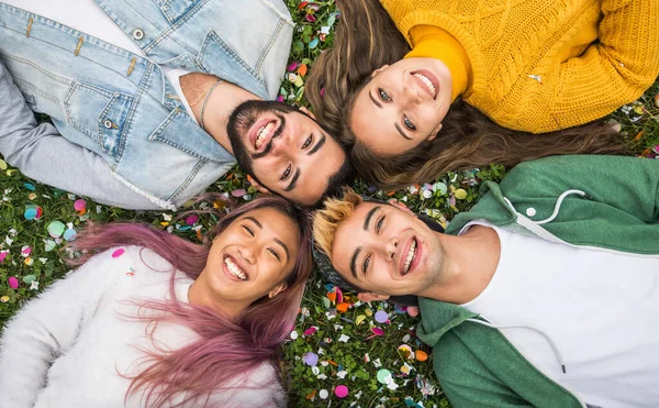 Jóvenes Felices Conociéndose Aire Libre Grupo Adolescentes Alegres Divirtiéndose Conceptos — Foto de Stock