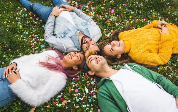 Giovani Felici Che Incontrano All Aperto Gruppo Adolescenti Allegri Che — Foto Stock