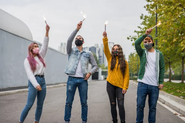 Jovens Felizes Que Encontram Livre Grupo Adolescentes Alegres Divertindo Conceitos — Fotografia de Stock