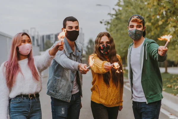 Jóvenes Felices Conociéndose Aire Libre Grupo Adolescentes Alegres Divirtiéndose Conceptos — Foto de Stock