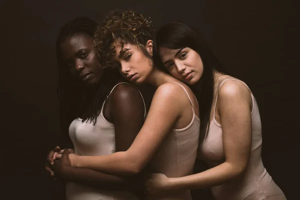 Três Meninas Diferentes Etnias Posando Estúdio Para Uma Sessão Fotos — Fotografia de Stock