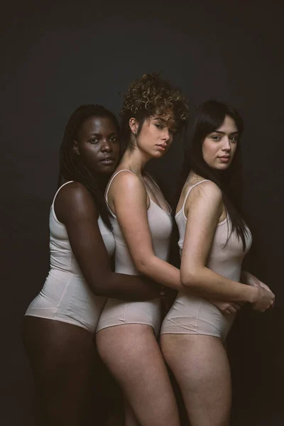 Três Meninas Diferentes Etnias Posando Estúdio Para Uma Sessão Fotos — Fotografia de Stock