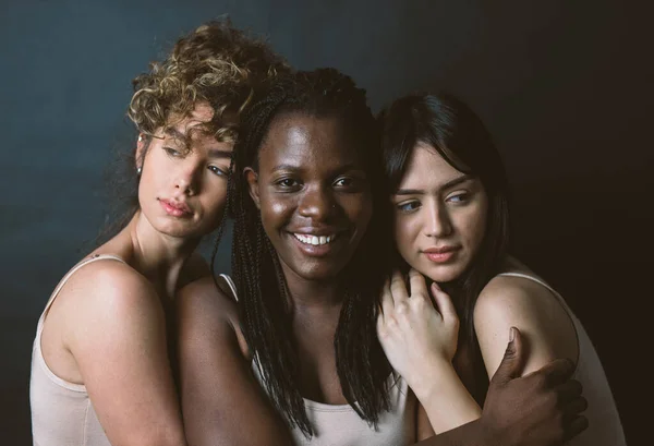 Três Meninas Diferentes Etnias Posando Estúdio Para Uma Sessão Fotos — Fotografia de Stock