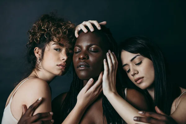 Tres Chicas Diferentes Etnias Posando Estudio Para Una Sesión Fotos — Foto de Stock