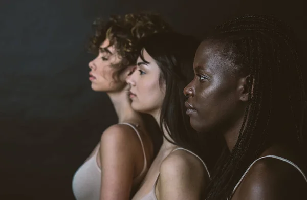 Tre Ragazze Diverse Etnie Posa Studio Una Sessione Fotografica Positività — Foto Stock