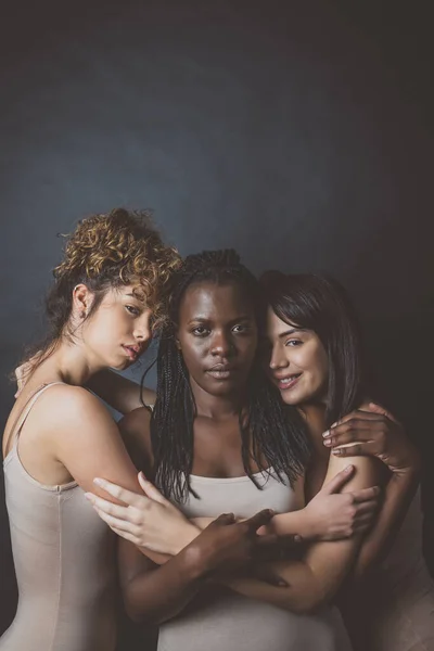 Drie Meisjes Uit Verschillende Etniciteiten Poseren Studio Voor Een Body — Stockfoto