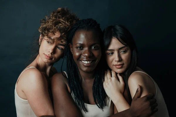 Três Meninas Diferentes Etnias Posando Estúdio Para Uma Sessão Fotos — Fotografia de Stock