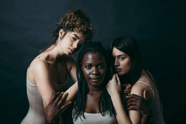 Trzy Dziewczyny Różnych Grup Etnicznych Pozujące Studio Sesji Zdjęciowej Pozytywność — Zdjęcie stockowe