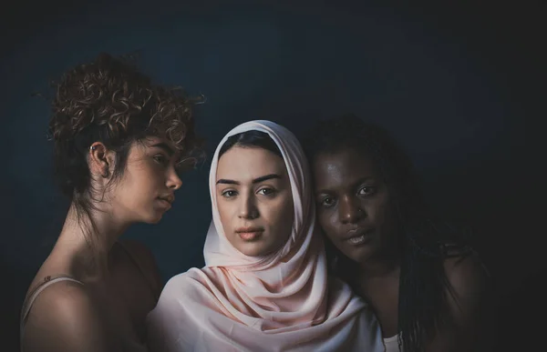 Três Meninas Diferentes Etnias Posando Estúdio Para Uma Sessão Fotos — Fotografia de Stock