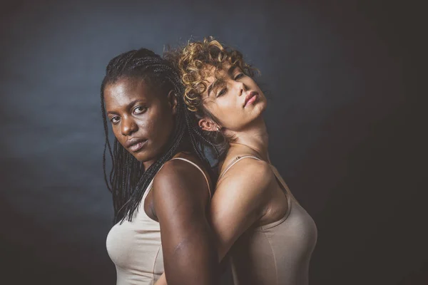 Dwie Dziewczyny Różnych Grup Etnicznych Pozujące Studio Sesji Zdjęciowej Pozytywność — Zdjęcie stockowe