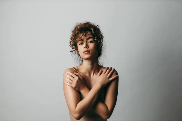 Hermosa Chica Posando Estudio Para Una Sesión Fotos Positividad Corporal — Foto de Stock