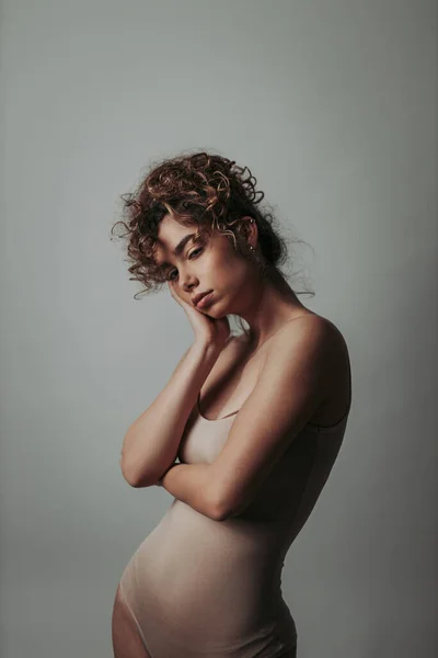 Mooi Meisje Poseren Studio Voor Een Body Positivity Fotosessie — Stockfoto