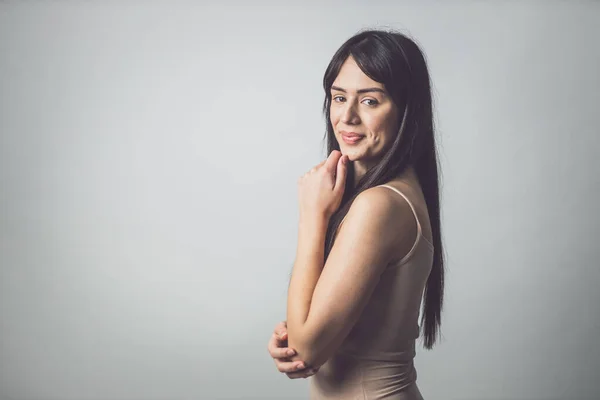 Hermosa Chica Posando Estudio Para Una Sesión Fotos Positividad Corporal — Foto de Stock