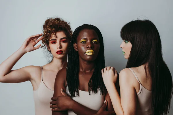 Tre Jenter Med Ulik Etnisitet Som Poserer Studio Body Positivity – stockfoto