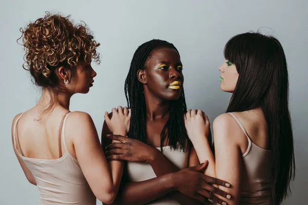 Drie Meisjes Uit Verschillende Etniciteiten Poseren Studio Voor Een Body — Stockfoto