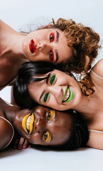 Três Meninas Diferentes Etnias Posando Estúdio Para Uma Sessão Fotos — Fotografia de Stock