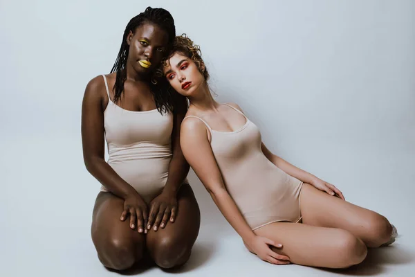 Twee Meisjes Uit Verschillende Etniciteiten Poseren Studio Voor Een Body — Stockfoto