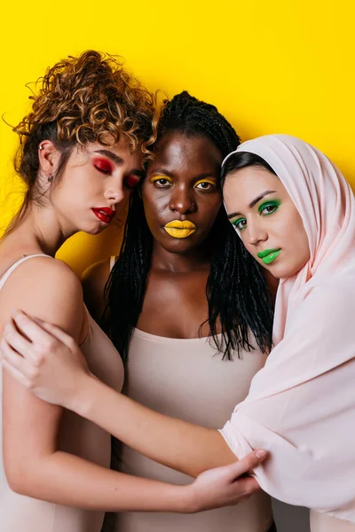 Três Meninas Diferentes Etnias Posando Estúdio Para Uma Sessão Fotos — Fotografia de Stock