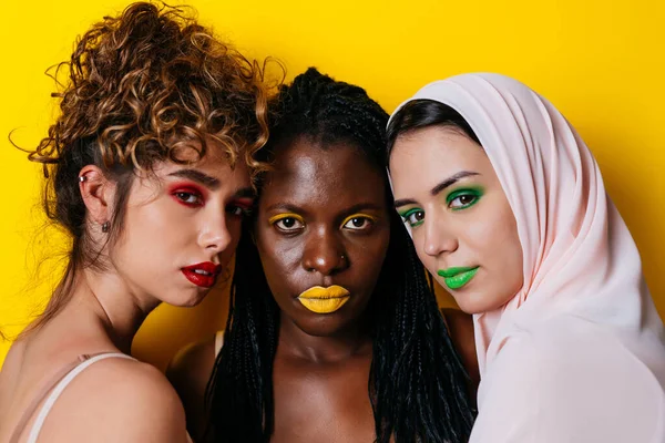 Três Meninas Diferentes Etnias Posando Estúdio Para Uma Sessão Fotos — Fotografia de Stock