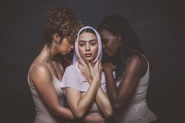 Τρία Κορίτσια Από Διαφορετικές Εθνικότητες Ποζάρουν Στο Στούντιο Για Μια — Φωτογραφία Αρχείου