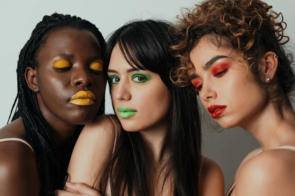 Drie Meisjes Uit Verschillende Etniciteiten Poseren Studio Voor Een Body — Stockfoto