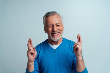 Yakışıklı yaşlı adam gri arka planda izole edilmiş. Üçüncü yaş ve kıdem kavramları