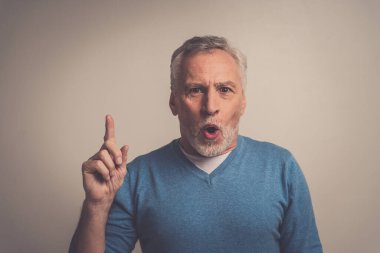 Yakışıklı yaşlı adam gri arka planda izole edilmiş. Üçüncü yaş ve kıdem kavramları