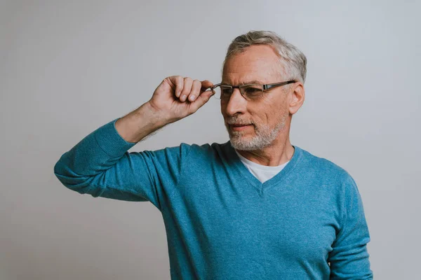 Schöner Älterer Mann Isoliert Auf Grauem Hintergrund Konzept Über Das — Stockfoto