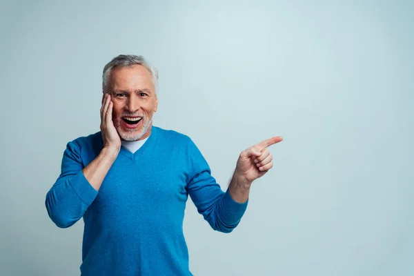 Schöner Älterer Mann Isoliert Auf Grauem Hintergrund Konzept Über Das — Stockfoto